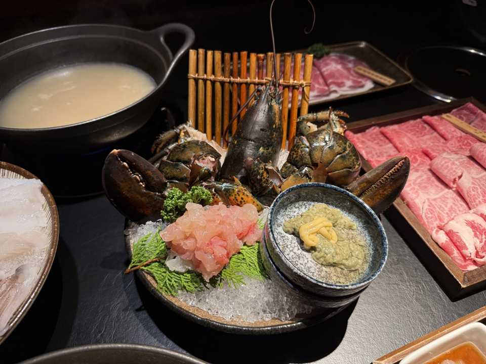活龍蝦與螃蟹拼盤、牛奶湯鍋與和牛肉盤的一桌豐盛桌景